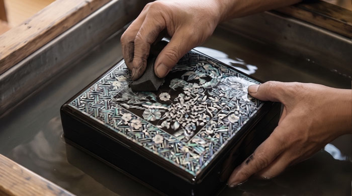 螺鈿細工の工程 漆塗りと研ぎ出し