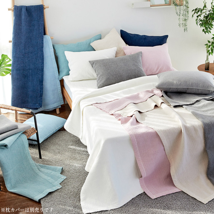 今ある、ベッドに何色かのヌビが掛かっている全体イメージ画像