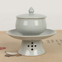 韓国足高皿付き茶器1客3ピース （皿、蓋、茶器）