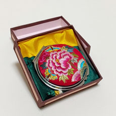 韓国手刺繍丸型コンパクト・レッド