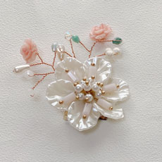 白花のブローチ