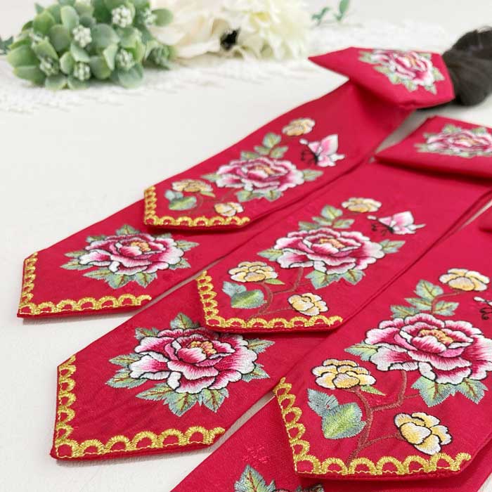清楚で可愛い刺繍が特徴のチマチョゴリ チマチョゴリの胸から垂らす飾り 刺繍蝶3色ノリゲ 刺繍ノリゲ 夢