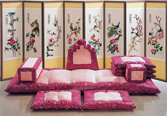 ポリョセットや手刺繍屏風は、個室や特別席、撮影コーナーなどに非日常感と華やかさを加えやすい演出アイテムです。