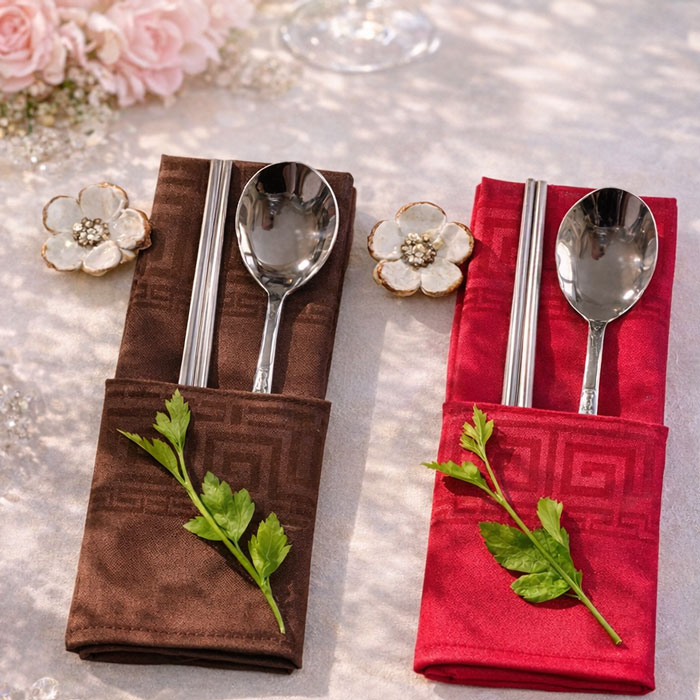 スプーンと箸を包んだ店舗向け綿ナプキンの使用例